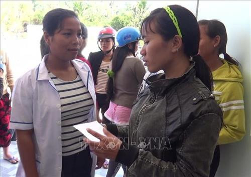 Tư vấn chăm sóc sức khỏe cho phụ nữ dân tộc thiểu số mang thai an toàn tại Trạm Y tế xã Phước Bình, huyện Bác Ái. Ảnh: Nguyễn Thành – TTXVN Tư vấn chăm sóc sức khỏe cho phụ nữ dân tộc thiểu số mang thai an toàn tại Trạm Y tế xã Phước Bình, huyện Bác Ái. Ảnh: Nguyễn Thành – TTXVN