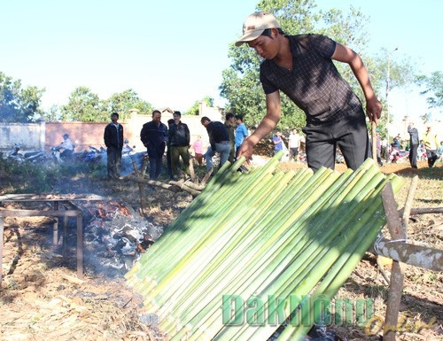 Đồng bào Mạ nấu cơm lam trong ngày lễ kết nghĩa bon làng Đồng bào Mạ nấu cơm lam trong ngày lễ kết nghĩa bon làng