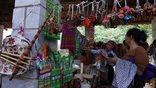 Du khách tham quan chợ và mua sắm các sản vật vùng miền. Ảnh: Hoàng Hải