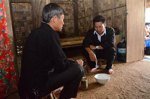 Các thiếu nữ Si La trong trang phục truyền thống. Để tôn nên vẻ đẹp của mình, các thiếu nữ Si La sử dụng thêm các chuỗi hạt cườm, các họa tiết trang trí nhiều màu sắc. Các vòng trang sức gắn bạc, đồng tạo nên nét độc đáo trong trang phục dân tộc người Si La. Trang phục Si La còn phản ánh các giá trị tôn giáo, tín ngưỡng, vị trí xã hội người mặc. Với phụ nữ Si La chiếc khăn đội đầu thể hiện lứa tuổi, tình trạng hôn nhân như: khăn trắng dành cho người chưa lập gia đình; khăn đen người đã có gia đình. Trên thân áo Pi Khồ của phụ nữ Si La được đính 72 đồng xu bạc thành 9 hàng ngang, giữa hàng xu bạc có trang trí các đường hoa văn kẻ bằng chỉ đỏ, thể hiện tín ngưỡng tâm linh của đồng bào. Trang phục truyền thống người đàn ông Si La với sự giản dị, mộc mạc và khỏe khoắn. Chiếc khăn “dơ phừ” do mẹ chồng khâu là một kỷ vật thiêng liêng gắn bó với mỗi người con gái Si La khi về nhà chồng. Nét độc đáo của chiếc khăn “dơ phừ” là đầu khăn được khâu thành chiếc túi, sau đó tạo thành một cuốn tóc lớn vấn ngang trên trán. Nếu cuốn tóc này chưa đủ to thì phải độn thêm tóc của chồng. Điều này thể hiện tín ngưỡng về tình yêu, tình cảm vợ chồng son sắt, thủy chung gắn bó của người Si La. Đồng bào có nền văn hóa đa dạng, nguyên bản và phong phú như: hát giao duyên giữa nam nữ thanh niên, hát sử ca. Ngày tết năm mới vào đầu tháng 12 âm lịch. Ngoài ra họ còn ăn tết cơm mới. Các em nhỏ Si La thường chơi các đồ chơi tự chế từ tre gỗ hay đất sét. Đồng thời, chúng cũng có các trò chơi tập thể rất vui nhộn. Cùng sự giao thoa văn hoá với các dân tộc khác, trang phục truyền thống lại cầu kỳ nên người Si La sử dụng trang phục này chủ yếu vào các dịp lễ tết, cưới hỏi, các sự kiện lớn bản làng... góp phần bảo tồn bản sắc của người Si La, và gìn giữ một nét đẹp độc đáo trong vườn hoa văn hoá cộng đồng các dân tộc Việt Nam. Các thiếu nữ Si La trong trang phục truyền thống. Để tôn nên vẻ đẹp của mình, các thiếu nữ Si La sử dụng thêm các chuỗi hạt cườm, các họa tiết trang trí nhiều màu sắc. Các vòng trang sức gắn bạc, đồng tạo nên nét độc đáo trong trang phục dân tộc người Si La. Trang phục Si La còn phản ánh các giá trị tôn giáo, tín ngưỡng, vị trí xã hội người mặc. Với phụ nữ Si La chiếc khăn đội đầu thể hiện lứa tuổi, tình trạng hôn nhân như: khăn trắng dành cho người chưa lập gia đình; khăn đen người đã có gia đình. Trên thân áo Pi Khồ của phụ nữ Si La được đính 72 đồng xu bạc thành 9 hàng ngang, giữa hàng xu bạc có trang trí các đường hoa văn kẻ bằng chỉ đỏ, thể hiện tín ngưỡng tâm linh của đồng bào. Trang phục truyền thống người đàn ông Si La với sự giản dị, mộc mạc và khỏe khoắn. Chiếc khăn “dơ phừ” do mẹ chồng khâu là một kỷ vật thiêng liêng gắn bó với mỗi người con gái Si La khi về nhà chồng. Nét độc đáo của chiếc khăn “dơ phừ” là đầu khăn được khâu thành chiếc túi, sau đó tạo thành một cuốn tóc lớn vấn ngang trên trán. Nếu cuốn tóc này chưa đủ to thì phải độn thêm tóc của chồng. Điều này thể hiện tín ngưỡng về tình yêu, tình cảm vợ chồng son sắt, thủy chung gắn bó của người Si La. Đồng bào có nền văn hóa đa dạng, nguyên bản và phong phú như: hát giao duyên giữa nam nữ thanh niên, hát sử ca. Ngày tết năm mới vào đầu tháng 12 âm lịch. Ngoài ra họ còn ăn tết cơm mới. Các em nhỏ Si La thường chơi các đồ chơi tự chế từ tre gỗ hay đất sét. Đồng thời, chúng cũng có các trò chơi tập thể rất vui nhộn. Cùng sự giao thoa văn hoá với các dân tộc khác, trang phục truyền thống lại cầu kỳ nên người Si La sử dụng trang phục này chủ yếu vào các dịp lễ tết, cưới hỏi, các sự kiện lớn bản làng... góp phần bảo tồn bản sắc của người Si La, và gìn giữ một nét đẹp độc đáo trong vườn hoa văn hoá cộng đồng các dân tộc Việt Nam.