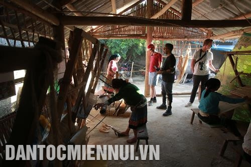 Cổng Trời Quản Bạ là cửa ngõ đầu tiên vào Công viên địa chất toàn cầu cao nguyên đá Đồng Văn, nằm trên đỉnh cao nhất của con đèo từ Hà Giang lên Quản Bạ. Ảnh: An Thành Đạt Làng văn hóa Nặm Đăm nằm ở trung tâm xã Quản Bạ là làng đầu tiên phát triển du lịch cộng đồng ở huyện Quản Bạ. Trong ảnh: Làng văn hóa Nặm Đăm với nhiều homestay phục vụ du khách. Ảnh: An Thành Đạt Khách du lịch trong và ngoài nước đến tham quan, mua sắm tại làng dệt thổ cẩm Lùng Tám thuộc xã Lùng Tám, huyện Quản Bạ. Trong ảnh: Làng văn hóa Nặm Đăm với nhiều homestay phục vụ du khách. Ảnh: An Thành Đạt - DTMN Cổng Trời Quản Bạ là cửa ngõ đầu tiên vào Công viên địa chất toàn cầu cao nguyên đá Đồng Văn, nằm trên đỉnh cao nhất của con đèo từ Hà Giang lên Quản Bạ. Ảnh: An Thành Đạt Làng văn hóa Nặm Đăm nằm ở trung tâm xã Quản Bạ là làng đầu tiên phát triển du lịch cộng đồng ở huyện Quản Bạ. Trong ảnh: Làng văn hóa Nặm Đăm với nhiều homestay phục vụ du khách. Ảnh: An Thành Đạt Khách du lịch trong và ngoài nước đến tham quan, mua sắm tại làng dệt thổ cẩm Lùng Tám thuộc xã Lùng Tám, huyện Quản Bạ. Trong ảnh: Làng văn hóa Nặm Đăm với nhiều homestay phục vụ du khách. Ảnh: An Thành Đạt - DTMN