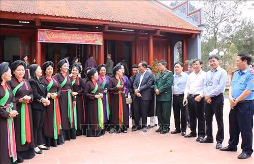 Ông Văn Phong, Phó Chủ tịch UBND tỉnh Bắc Ninh (Thứ 6 từ phải) kiểm tra hoạt động hát Quan họ thị trấn Lim, huyện Tiên Du, tỉnh Bắc Ninh. Ảnh: Thái Hùng - TTXVN