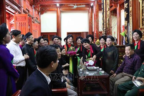 Các liền anh, liền chị quan họ đón khách tại thị trấn Lim, huyện Tiên Du, tỉnh Bắc Ninh. Ảnh: Thái Hùng – TTXVN Các liền anh, liền chị quan họ đón khách tại thị trấn Lim, huyện Tiên Du, tỉnh Bắc Ninh. Ảnh: Thái Hùng – TTXVN