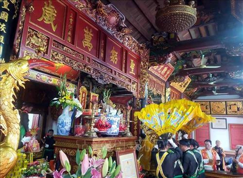 Đoàn rước đi qua trước chùa làng Triều Khúc. Ảnh: Hoàng Hùng - TTXVN Đoàn rước sang đình Sắc làm lễ. Ảnh: Hoàng Hùng - TTXVN Rước long bào nhà vua về hậu cung đình Đại. Ảnh: Hoàng Hùng - TTXVN Đoàn rước làm lễ trước chùa làng Triều Khúc. Ảnh: Hoàng Hùng - TTXVN Biểu diễn múa rồng tại hội làng. Ảnh: Hoàng Hùng - TTXVN Đoàn rước sang đình Sắc làm lễ. Ảnh: Hoàng Hùng - TTXVN Điệu múa cổ "Con đĩ đánh bồng" do các chàng trai trong làng Triều Khúc giả gái thực hiện thu hút đông đảo người xem. Ảnh: Hoàng Hùng - TTXVN Tương truyền khi xưa, Phùng Hưng sau khi đánh thắng giặc Đường thì nghỉ chân tại thành Tống Bình (làng Triều Khúc ngày nay). Ngài lệnh cho một số lính nam cải trang thành nữ múa để khích lệ tinh thần quân sĩ sau này điệu múa trở thành điệu múa có một không hai của hội làng Triều Khúc. Ảnh: Hoàng Hùng - TTXVN Đoàn rước đi qua trước chùa làng Triều Khúc. Ảnh: Hoàng Hùng - TTXVN Đoàn rước sang đình Sắc làm lễ. Ảnh: Hoàng Hùng - TTXVN Rước long bào nhà vua về hậu cung đình Đại. Ảnh: Hoàng Hùng - TTXVN Đoàn rước làm lễ trước chùa làng Triều Khúc. Ảnh: Hoàng Hùng - TTXVN Biểu diễn múa rồng tại hội làng. Ảnh: Hoàng Hùng - TTXVN Đoàn rước sang đình Sắc làm lễ. Ảnh: Hoàng Hùng - TTXVN Điệu múa cổ "Con đĩ đánh bồng" do các chàng trai trong làng Triều Khúc giả gái thực hiện thu hút đông đảo người xem. Ảnh: Hoàng Hùng - TTXVN Tương truyền khi xưa, Phùng Hưng sau khi đánh thắng giặc Đường thì nghỉ chân tại thành Tống Bình (làng Triều Khúc ngày nay). Ngài lệnh cho một số lính nam cải trang thành nữ múa để khích lệ tinh thần quân sĩ sau này điệu múa trở thành điệu múa có một không hai của hội làng Triều Khúc. Ảnh: Hoàng Hùng - TTXVN