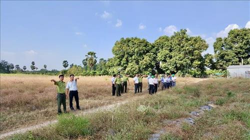 Lực lượng chức năng kiểm tra công tác phòng, chống cháy rừng tại một số điểm nóng trên địa bàn huyện Tri Tôn. Ảnh: Thanh Sang-TTXVN Lực lượng chức năng kiểm tra công tác phòng, chống cháy rừng tại một số điểm nóng trên địa bàn huyện Tri Tôn. Ảnh: Thanh Sang-TTXVN