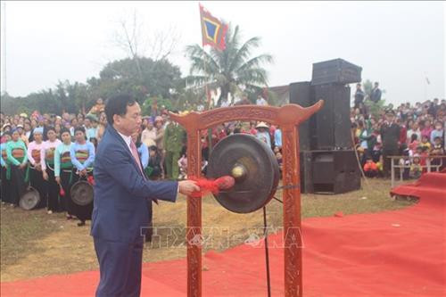 Lãnh đạo huyện Bá Thước (Thanh Hóa) đánh cồng khai mạc lễ hội. Ảnh: Khiếu Tư - TTXVN Lãnh đạo huyện Bá Thước (Thanh Hóa) đánh cồng khai mạc lễ hội. Ảnh: Khiếu Tư - TTXVN