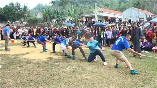 Sôi nổi trong cuộc thi kéo co giữa các xã trong huyện. Ảnh: Khiếu Tư - TTXVN Sôi nổi trong cuộc thi kéo co giữa các xã trong huyện. Ảnh: Khiếu Tư - TTXVN