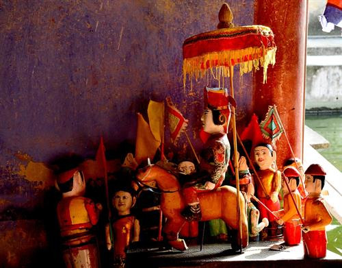 Nghe nhan tao tac roi nuoc. Hau truong bieu dien roi nuoc. Dan nhac phu hoa cac tiet muc mua roi. Man roi nuoc Vinh quy bai to. Cac chau thieu nhi xem cac nghe nhan tao tac roi nuoc. Giao luu voi cac du khach sau cac tiet muc dien. Sau khi dien xong, roi nuoc duoc cat gon theo tung tich tro.