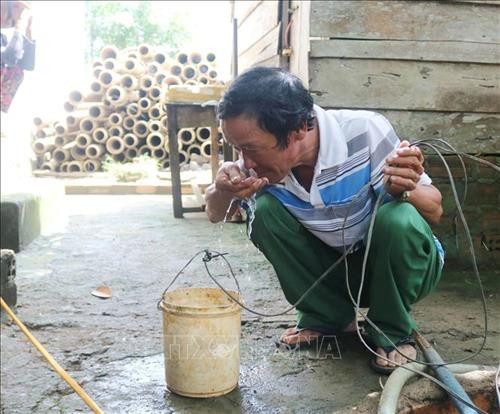 Nước giếng của các hộ dân sống gần khu vực bị ô nhiễm. Ảnh: Tuấn Anh – TTXVN Nước giếng của các hộ dân sống gần khu vực bị ô nhiễm. Ảnh: Tuấn Anh – TTXVN