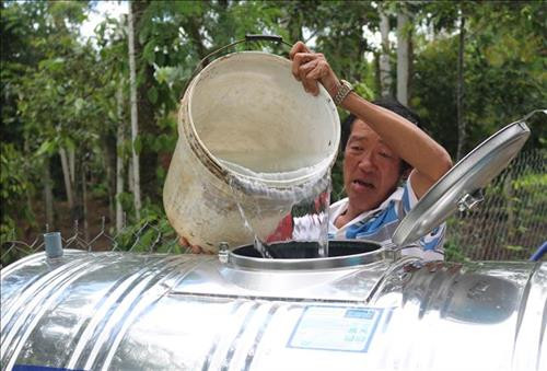 Người dân phải xin nước từ các hộ khác về sử dụng. Ảnh: Tuấn Anh - TTXVN Người dân phải xin nước từ các hộ khác về sử dụng. Ảnh: Tuấn Anh - TTXVN