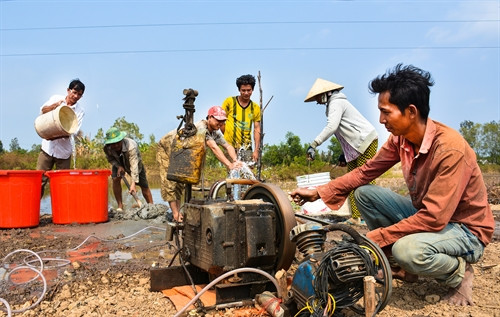 Niềm vui của người dân Cà Mau khi giếng khoan cho nguồn nước ngọt. Niềm vui của người dân Cà Mau khi giếng khoan cho nguồn nước ngọt.