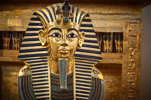 Nguyên nhân cái chết của Vua Tutankhamun: Vua Tutankhamun là một trong những vị pharaoh nổi tiếng của Ai Cập dù qua đời khi còn trẻ. Theo ảnh chụp X-quang và chụp cắt lớp CT xác ướp, nhà vua bị thương khá nặng ở xương sườn và bị gãy một chân. Điều này dẫn tới kết luận rằng nhà vua chết do bị một xe ngựa đâm phải. Ảnh: MomJunction. Tuy nhiên, nhiều giả thuyết khác đã được đưa ra. Nguyên nhân cái chết của Vua Tutankhamun có thể là từ một cú đá của ngựa kéo xe, hay thậm chí từ một vụ tấn công của hà mã. Một số xương sườn của nhà vua đã biến mất, có thể là do vụ tai nạn, cũng có thể là do bị bọn trộm mộ cắt bỏ để lấy đá quý trong lồng ngực. Ảnh: The Independent. Một giả thuyết thú vị khác của giáo sư Albert Zink dựa trên hơn 2.000 bản quét máy tính và kiểm tra ADN của dòng họ Tutankhamun cho thấy tai nạn xe ngựa là điều khó có thể xảy ra. Lý do là nhà vua bị khoèo chân bẩm sinh. Giáo sư cho rằng Vua Tutankhamun chết trẻ là do cơ thể yếu ớt bẩm sinh (kết quả của hôn nhân nội tộc). Bên cạnh đó, nhà vua còn mắc sốt rét. Tuy nhiên, ngay cả giáo sư Zink cũng thừa nhận ông không thể chắc chắn đó là nguyên nhân vua qua đời. Đến nay, điều này vẫn còn là một bí ẩn. Ảnh: Ancient Origins. Tên gốc của nhân sư: Suốt nhiều thế kỷ, tượng nhân sư bị chôn vùi dưới cát. Cho tới năm 1817, đầu tượng mới nhô ra khỏi cát. Nhờ nhà khảo cổ Mark Lehner, chúng ta đã biết ai dựng tượng (Pharaoh Khafre), cách xây dựng và thời gian xây dựng (ít nhất ba năm). Ngoài những điều này, tất cả về nhân sư đều còn là dấu hỏi. Ảnh: World-mysteries. Trước hết, chúng ta không biết người Ai Cập cổ gọi biểu tượng này là gì. “Sphinx” (nhân sư) là một thuật ngữ tiếng Hy Lạp chưa tồn tại vào thời Pharaoh Khafre xây dựng công trình này. Ngoài ra, ý nghĩa thực sự của nhân sư cũng chưa được làm rõ. Thần Ruti của Ai Cập cổ có hình dạng như hai con sư tử gắn liền ở lưng, bảo vệ lối vào thế giới bên kia. Điều này nghe khá giống nhân sư, nhưng bức tượng thiếu đi chiếc đầu thứ hai để có thể khẳng định giả thuyết này. Ảnh: Truth Control. Xác ướp đau khổ: Xác ướp có mồm mở ra như đang hét lên không phải điều hiếm gặp. Đây là kết quả của nghi lễ đặc biệt giúp các linh hồn ăn, uống và thở dễ dàng hơn khi qua thế giới bên kia. Tuy nhiên, xác ướp có tên "Unknown Man E" được phát hiện năm 1886 gây ấn tượng mạnh do có vẻ như đang thét lên trong đau đớn. Một số nhà nghiên cứu cho rằng người đàn ông này đã bị đầu độc hoặc chôn sống. Số khác cho rằng đây là một hoàng tử người Hittite bị giết. Ảnh: Ancient Origins. Một giả thuyết khác cho rằng đây có thể là Hoàng tử Pentewere, người bị xử tử do lên kế hoạch ám sát vua cha mình - Pharaoh Ramses III. Đó có thể là lý do vì sao xác ướp bị bọc trong da cừu - dấu hiệu cho thấy người chết đã làm điều xấu xa. Đồng thời, người này không có bia mộ, như thế anh ta không thể sang thế giới bên kia - sự trừng phạt tồi tệ nhất với người Ai Cập cổ. Não của anh ta vẫn ở trong hộp sọ, xác không được làm khô, và nhựa cây được đổ vào họng thay vì trong sọ. Tuy nhiên, đây chỉ là một giả thuyết và chưa có bằng chứng xác thực. Ảnh: Daily Mail. Số phận của Nữ hoàng Nefertiti: Ngoài Cleopatra, khó có phụ nữ Ai Cập cổ nào nổi tiếng hơn Nữ hoàng Nefertiti. Bà trị vì cạnh Pharaoh Akhenaten suốt nhiều năm trời, cho tới khi đột ngột biến mất. Sau năm 1336 trước Công nguyên, các ghi chép đều không hề nhắc tới chuyện gì đã xảy ra với bà. Chúng ta cũng chưa tìm thấy lăng mộ hay xác ướp của Nữ hoàng. Ảnh: CNN. Số buồng trong Đại kim tự tháp Giza: Đến nay, chúng ta vẫn chưa biết bên trong kỳ quan cổ đại này có những gì ngoài ba buồng chính của vua, nữ hoàng và sảnh lớn. Gần đây, các nhà khoa học đã áp dụng nhiều phương pháp tiên tiến và phát hiện ra một số buồng mới trong kim tự tháp. Ảnh: ScienceAlert. Từ năm 1993, nhiều robot nhỏ đã được đưa vào trong kim tự tháp để khám phá. Chúng đem lại những hình ảnh về các đường hầm bí ẩn chưa từng được phát hiện. Những đường hầm này quá nhỏ cho các mục đích sử dụng thông thường. Tuy nhiên, chúng cho thấy vẫn còn nhiều điều bí ẩn trong kim tự tháp hơn ta tưởng. Ảnh: History. Hải tộc: Theo bách khoa lịch sử cổ đại Ai Cập, hải tộc là nhóm cướp biển tung hoành khắp Địa Trung Hải. Một trong những mục tiêu chính của chúng là Ai Cập. Ngoài một vài dòng mô tả ngắn gọn, sử sách của Ai Cập không nhắc gì đến những kẻ xâm lăng từ biển này. Tài liệu thời Ramses II có nhắc tới hải tộc. Nhóm người này liên kết với dân Hittite nhưng cũng là lính đánh thuê của Vua Ramses. Ảnh: Pinterest. Người được chôn ở Qurna: Năm 1908, nhà Ai Cập học Flinders Petrie phát hiện ra một khu lăng mộ hoàng gia. Hai quan tài trong mộ có niên đại trước thời vua Tut khoảng 250 năm. Một xác ướp là phụ nữ và một xác ướp là trẻ em, có thể là con của người phụ nữ này. Cả hai đều đeo trang sức bằng vàng và ngà voi, thể hiện tầm quan trọng của họ. Tuy nhiên, các mô tả trong mộ về thân phận của họ đã bị hư hại nặng, chỉ biết rằng đây là nơi chôn vợ của vua. Ảnh: Artnetnews.