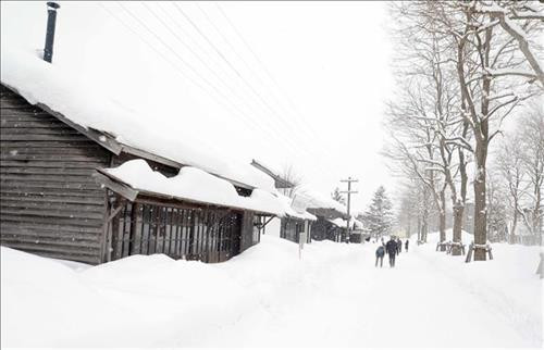 Đường đi, lối vào các ngôi nhà trong làng Kaitaku phủ đầy tuyết trắng. Ảnh: Thành Hữu - PV TTXVN tại Nhật Bản Tháp chuông của làng Kaitaku bên cạnh một ngôi nhà theo kiến trúc truyền thống Nhật Bản. Ảnh: Thành Hữu - PV TTXVN tại Nhật Bản Một quán mì Soba trong làng Kaitaku với thiết kế theo kiến trúc truyền thống Nhật Bản. Ảnh: Thành Hữu - PV TTXVN tại Nhật Bản Vào tháng 2, làng Kaitaku được bao phủ bởi lớp tuyết trắng. Ảnh: Thành Hữu - PV TTXVN tại Nhật Bản Một quán trà trong làng Kaitaku được bao phủ bởi tuyết trắng. Ảnh: Thành Hữu - PV TTXVN tại Nhật Bản Mái vòm và tường gỗ với các ô cửa trấn song dọc là kiểu kiến trúc tiêu biểu trong các ngôi đền của Nhật Bản. Ảnh: Thành Hữu - PV TTXVN tại Nhật Bản Bếp than hồng để sưởi ấm hoặc nướng đồ ăn là đặc trưng nổi bật của một ngôi nhà truyền thống tại Hokkaido. Ảnh: Thành Hữu - PV TTXVN tại Nhật Bản Bên trong một ngôi nhà truyền thống tại Hokkaido. Ảnh: Thành Hữu - PV TTXVN tại Nhật Bản Kiến trúc hiện đại phương Tây tại làng Kaitaku. Ảnh: Thành Hữu - PV TTXVN tại Nhật Bản Ngôi nhà theo phong cách truyền thống tại làng Kaitaku. Ảnh: Thành Hữu - PV TTXVN tại Nhật Bản Ngôi nhà thiết kế theo kiến trúc phương Tây trong làng Kaitaku. Ảnh: Thành Hữu - PV TTXVN tại Nhật Bản Nhà thờ Công giáo nhỏ tại làng Kaitaku. Ảnh: Thành Hữu - PV TTXVN tại Nhật Bản Đường trong làng Kaitaku phủ đầy tuyết trắng. Ảnh: Thành Hữu - PV TTXVN tại Nhật Bản Đường đi, lối vào các ngôi nhà trong làng Kaitaku phủ đầy tuyết trắng. Ảnh: Thành Hữu - PV TTXVN tại Nhật Bản Tháp chuông của làng Kaitaku bên cạnh một ngôi nhà theo kiến trúc truyền thống Nhật Bản. Ảnh: Thành Hữu - PV TTXVN tại Nhật Bản Một quán mì Soba trong làng Kaitaku với thiết kế theo kiến trúc truyền thống Nhật Bản. Ảnh: Thành Hữu - PV TTXVN tại Nhật Bản Vào tháng 2, làng Kaitaku được bao phủ bởi lớp tuyết trắng. Ảnh: Thành Hữu - PV TTXVN tại Nhật Bản Một quán trà trong làng Kaitaku được bao phủ bởi tuyết trắng. Ảnh: Thành Hữu - PV TTXVN tại Nhật Bản Mái vòm và tường gỗ với các ô cửa trấn song dọc là kiểu kiến trúc tiêu biểu trong các ngôi đền của Nhật Bản. Ảnh: Thành Hữu - PV TTXVN tại Nhật Bản Bếp than hồng để sưởi ấm hoặc nướng đồ ăn là đặc trưng nổi bật của một ngôi nhà truyền thống tại Hokkaido. Ảnh: Thành Hữu - PV TTXVN tại Nhật Bản Bên trong một ngôi nhà truyền thống tại Hokkaido. Ảnh: Thành Hữu - PV TTXVN tại Nhật Bản Kiến trúc hiện đại phương Tây tại làng Kaitaku. Ảnh: Thành Hữu - PV TTXVN tại Nhật Bản Ngôi nhà theo phong cách truyền thống tại làng Kaitaku. Ảnh: Thành Hữu - PV TTXVN tại Nhật Bản Ngôi nhà thiết kế theo kiến trúc phương Tây trong làng Kaitaku. Ảnh: Thành Hữu - PV TTXVN tại Nhật Bản Nhà thờ Công giáo nhỏ tại làng Kaitaku. Ảnh: Thành Hữu - PV TTXVN tại Nhật Bản Đường trong làng Kaitaku phủ đầy tuyết trắng. Ảnh: Thành Hữu - PV TTXVN tại Nhật Bản