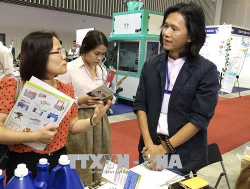 Đại diện các công ty tìm kiếm đối tác đầu tư, kinh doanh tại hội chợ. Ảnh: Mỹ Phương – TTXVN Đại diện các công ty tìm kiếm đối tác đầu tư, kinh doanh tại hội chợ. Ảnh: Mỹ Phương – TTXVN