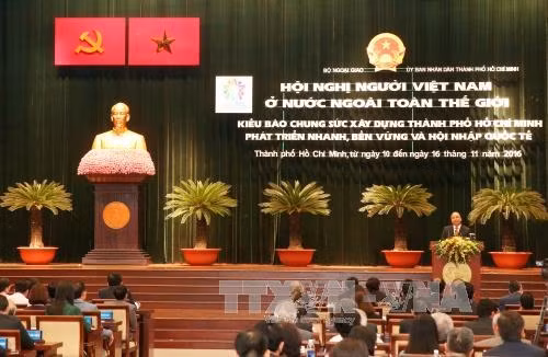 Quang cảnh Hội nghị Người Việt Nam ở nước ngoài trên thế giới năm 2016 với chủ đề “Kiều bào chung sức xây dựng thành phố Hồ Chí Minh phát triển nhanh, bền vững và hội nhập quốc tế”. Ảnh: Thống Nhất-TTXVN