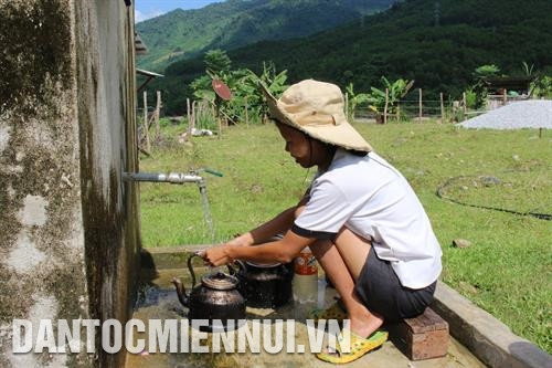 Những ngôi nhà gỗ truyền thống được đồng bào ở xã Trà My, huyện Nam Trà My vận chuyển đến nơi ở mới để dựng lại. Ảnh: Đỗ Trưởng Việc bố trí tái định cư gắn với khu vực sản xuất nhận được sự đồng tình, ủng hộ của đồng bào. Ảnh: Đỗ Trưởng Đồng bào dân tộc ở thôn Pà Căng, xã Cà Dy, huyện Nam Giang được sử dụng nước sạch tại khu tái định cư mới. Ảnh: Đỗ Trưởng
