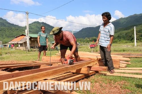 Đồng bào dân tộc sinh sống ở thôn Pà Căng, xã Cà Dy, huyện Nam Giang dựng nhà mới tại khu tái định cư. Ảnh: Đỗ Trưởng