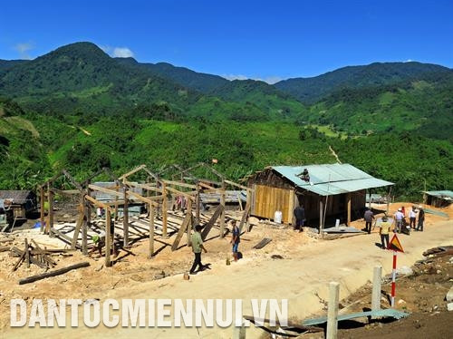 Một điểm tái định cư của đồng bào dân tộc ở xã Trà Nam, huyện Nam Trà My nằm bên cạnh đường bê tông nông thôn, thuận lợi cho việc đi lại, giao thương. Ảnh: Đỗ Trưởng