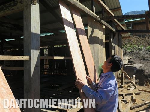 Những ngôi nhà gỗ truyền thống được đồng bào ở xã Trà My, huyện Nam Trà My vận chuyển đến nơi ở mới để dựng lại. Ảnh: Đỗ Trưởng Việc bố trí tái định cư gắn với khu vực sản xuất nhận được sự đồng tình, ủng hộ của đồng bào. Ảnh: Đỗ Trưởng Đồng bào dân tộc ở thôn Pà Căng, xã Cà Dy, huyện Nam Giang được sử dụng nước sạch tại khu tái định cư mới. Ảnh: Đỗ Trưởng