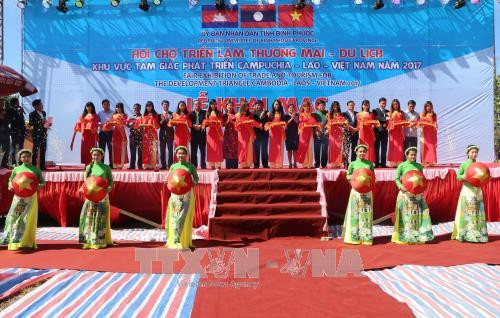 Cắt băng khai mạc Hội chợ triển mãi thương mại- du lịch Khu vực Tam giác phát triển Campuchia-Lào- Việt Nam tại Bình Phước. Ảnh: Dương Chí Tưởng-TTXVN