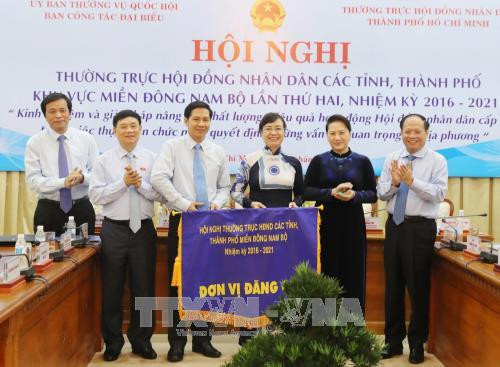 Chủ tịch Quốc hội Nguyễn Thị Kim Ngân chứng kiến lễ trao Quyền đăng cai Hội nghị Thường trực HĐND các tỉnh miền Đông Nam bộ lần thứ 3 cho tỉnh Tây Ninh. Ảnh: Trọng Đức - TTXVN. Chủ tịch Quốc hội Nguyễn Thị Kim Ngân chứng kiến lễ trao Quyền đăng cai Hội nghị Thường trực HĐND các tỉnh miền Đông Nam bộ lần thứ 3 cho tỉnh Tây Ninh. Ảnh: Trọng Đức - TTXVN.