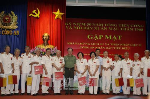 Thượng tướng Nguyễn Văn Thành, Thứ trưởng Bộ Công an tặng quà cho các nhân chứng lịch sử. Ảnh: Hoàng Hải-TTXVN Thượng tướng Nguyễn Văn Thành, Thứ trưởng Bộ Công an tặng quà cho các nhân chứng lịch sử. Ảnh: Hoàng Hải-TTXVN