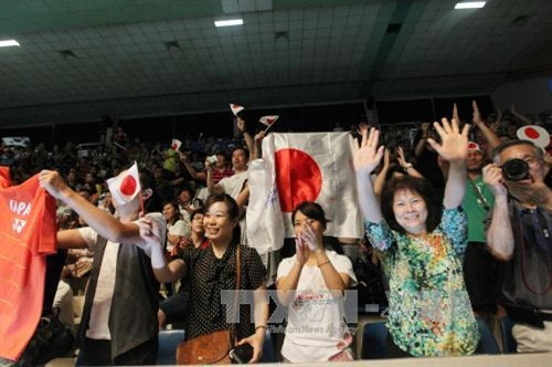 Các cổ động viên nhiệt thành trong trận chung kết. Ảnh: Mạnh Linh-TTXVN