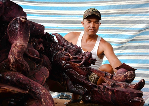 Đánh bóng sản phẩm trước khi sơn.