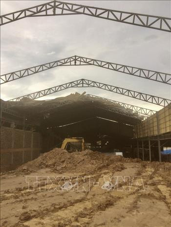 Mưa, dông lốc cuốn bay mái tôn nhà xưởng của một hộ dân ở xã Bình Thủy, huyện Châu Phú. Ảnh: Thanh Sang - TTXVN Mưa, dông lốc cuốn bay mái tôn nhà xưởng của một hộ dân ở xã Bình Thủy, huyện Châu Phú. Ảnh: Thanh Sang - TTXVN