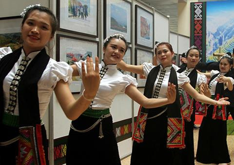 Cô gái Thái uyển chuyển, xinh tươi như những bông hoa ban núi rừng Cô gái Thái uyển chuyển, xinh tươi như những bông hoa ban núi rừng