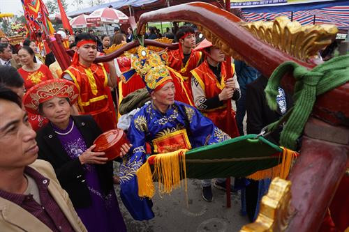 Ngoài kiệu Vua, kiệu Chúa, đoàn rước còn có bốn võng quan là quan Thị Vệ, quan Tán Lý, quan Đề Lĩnh và quan Tán Thủ. Ảnh: An Thành Đạt