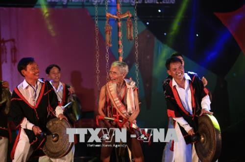 Phần trình diễn hoà tấu đàn đá của nghệ nhân Bo Bo Dũng dân tộc Raglai đến từ tỉnh Khánh Hoà. Ảnh: Trọng Đạt -TTXVN Phần trình diễn trang phục dân tộc Chăm đến từ tỉnh Bình Định. Ảnh: Trọng Đạt -TTXVN Phần trình diễn trang phục dân tộc Chăm đến từ tỉnh Bình Định. Ảnh: Trọng Đạt -TTXVN