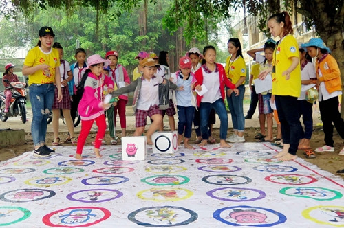 Hồn nhiên với sân chơi thiếu nhi tại Trường Tiểu học An Ngãi Tây (xã An Ngãi Tây, huyện Ba Tri, Bến Tre).