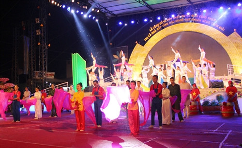 Chương trình nghệ thuật chào mừng buổi lễ. Ảnh: Xuân Dự - TTXVN