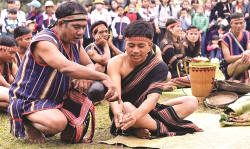 Nghi thức rửa tay cho chú rể nhằm rửa sạch bụi trần trước khi cô dâu, chú rể có cuộc sống mới Nghi thức rửa tay cho chú rể nhằm rửa sạch bụi trần trước khi cô dâu, chú rể có cuộc sống mới