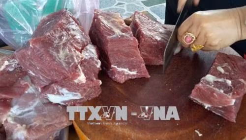 Thịt bò được lựa chọn làm đặc sản Bò một nắng phải là thịt bò đùi tươi. Ảnh: Hồng Điệp - TTXVN