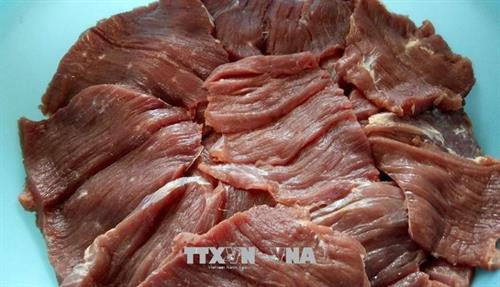 Thịt bò được lựa chọn làm đặc sản Bò một nắng phải là thịt bò đùi tươi. Ảnh: Hồng Điệp - TTXVN Thịt bò được lựa chọn làm đặc sản Bò một nắng phải là thịt bò đùi tươi. Ảnh: Hồng Điệp - TTXVN