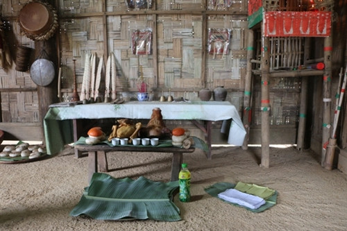 Lễ vật trong lễ cúng tạ ơn của người Dao Quần chẹt. Lễ vật trong lễ cúng tạ ơn của người Dao Quần chẹt.