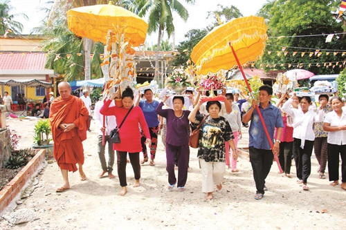 Bà con Khmer đến chùa làm lễ cầu nguyện Bà con Khmer đến chùa làm lễ cầu nguyện