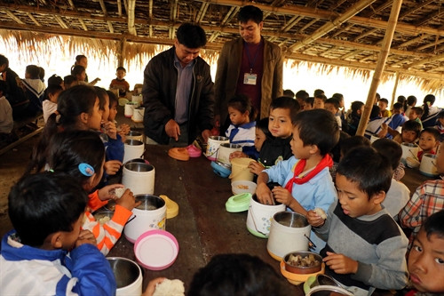 Bữa ăn của học sinh trong trường được tổ chức tại một ngôi nhà tạm được dựng bằng nứa lá. Bữa ăn của học sinh trong trường được tổ chức tại một ngôi nhà tạm được dựng bằng nứa lá.