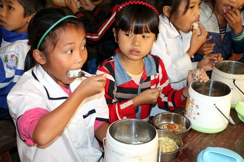 Không khí của bữa ăn trưa diễn ra sôi nổi, các em còn chia sẻ phần thức ăn cho nhau. Không khí của bữa ăn trưa diễn ra sôi nổi, các em còn chia sẻ phần thức ăn cho nhau.