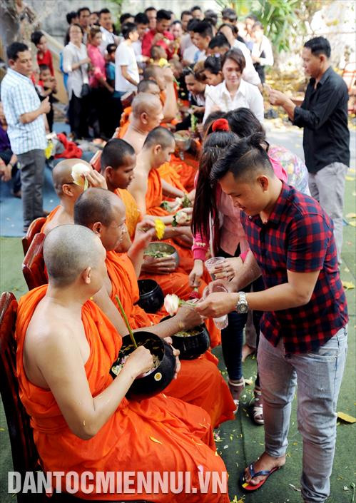 Các Phật tử dân tộc Khmer thực hiện nghi thức tắm tăng tại chùa Chantarăngsây (Thành phố Hồ Chí Minh). Ảnh: An Hiếu