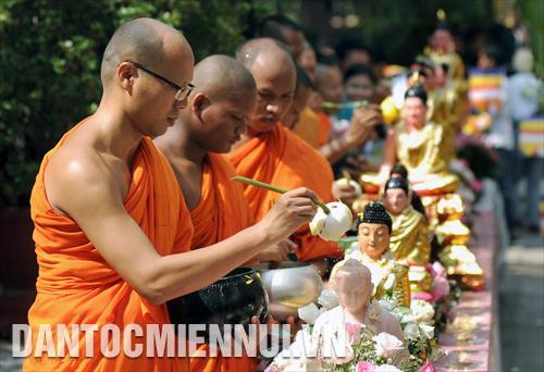 Chư tôn giáo phẩm Giáo hội Phật giáo Việt Nam, Chư tôn đức tăng Phật giáo Nam Tông Khmer thực hiện nghi thức tắm Phật tại chùa Chantarăngsây (Thành phố Hồ Chí Minh). Ảnh: An Hiếu