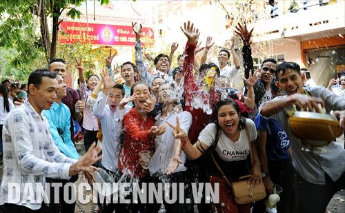 Đồng bào dân tộc Khmer cùng nhau té nước để cầu một năm mới an lành, hạnh phúc. Ảnh: An Hiếu