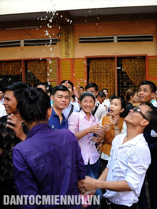 Đồng bào dân tộc Khmer cùng nhau té nước để cầu một năm mới an lành, hạnh phúc. Ảnh: An Hiếu