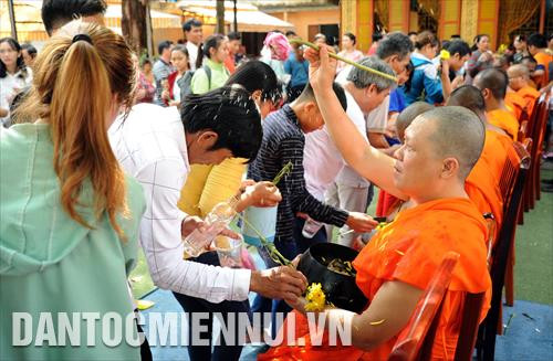 Các Phật tử dân tộc Khmer thực hiện nghi thức tắm tăng tại chùa Chantarăngsây (Thành phố Hồ Chí Minh). Ảnh: An Hiếu