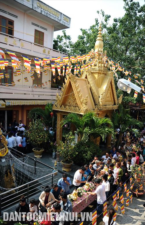 Bà con Phật tử dân tộc Khmer thực hiện nghi thức tắm phật. Ảnh: An Hiếu