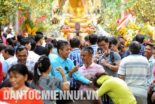 Đồng bào dân tộc Khmer cùng nhau té nước để cầu một năm mới an lành, hạnh phúc. Ảnh: An Hiếu