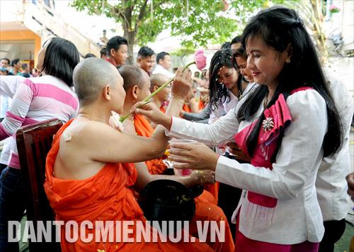 Các Phật tử dân tộc Khmer thực hiện nghi thức tắm tăng tại chùa Chantarăngsây (Thành phố Hồ Chí Minh). Ảnh: An Hiếu