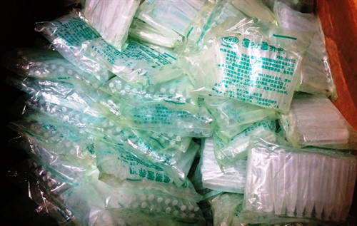 Hàng nghìn lọ hóa chất dùng để ủ giá “siêu tốc” tại cở sở của bà Phượng